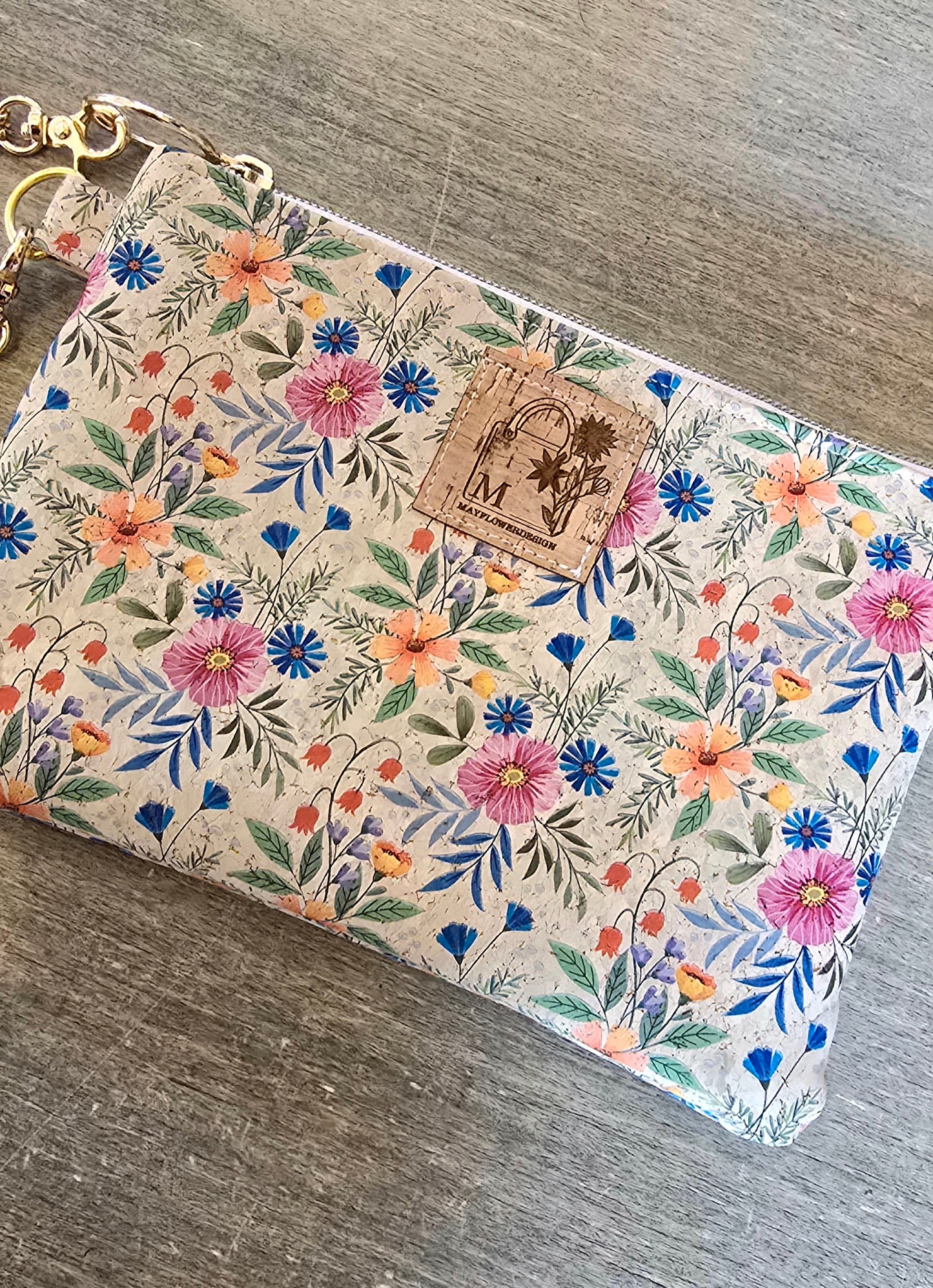 Spring wristlet bag