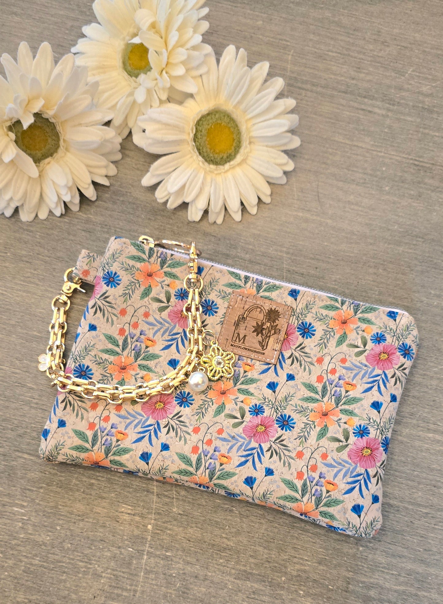 Spring wristlet bag